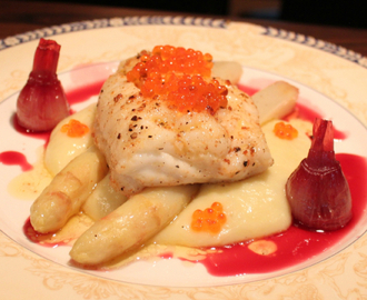 Brosme med hvit asparges, potetpuré, lodderogn, rødvinskokt delikatesseløk og rødvinssirup.