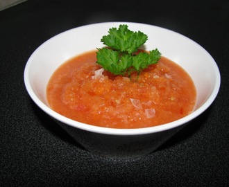 Raw tomatsoppa på tomat, morot, äpple och lök