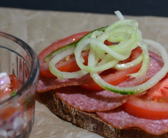 Rugbrød med tomat og salami med spicy tomatsalsa