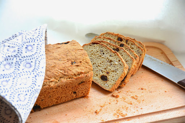 Nydelig glutenfritt grovbrød med hasselnøtter og rosiner