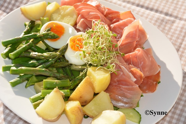 Salat med spekeskinke, lune poteter og asparges