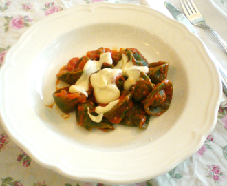 Grønn Tortellini med ostefyll i tomatsaus og besciamella