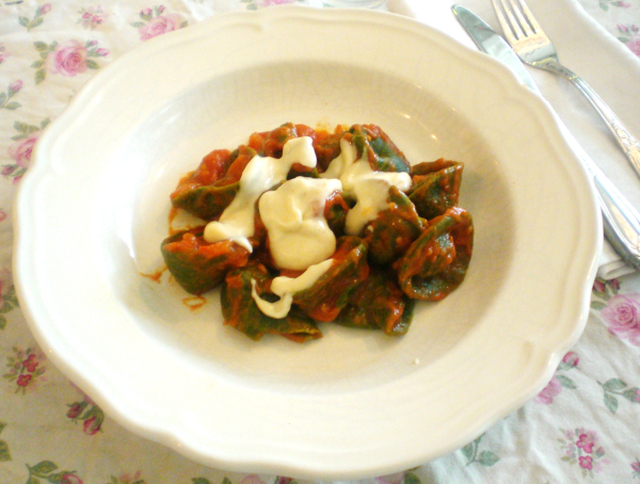 Grønn Tortellini med ostefyll i tomatsaus og besciamella