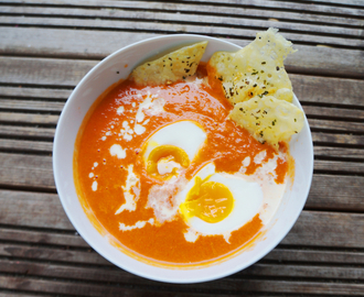 Hjemmelaget spicy tomatsuppe med hvitløkchips - enkelt å lage (lavkarbo)