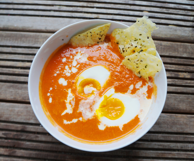 Hjemmelaget spicy tomatsuppe med hvitløkchips - enkelt å lage (lavkarbo)