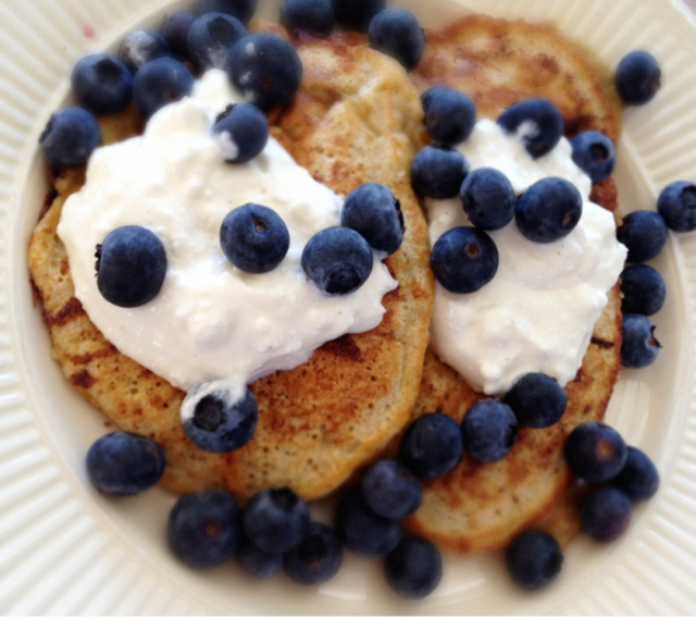 Pannekaker med proteinrik topping.