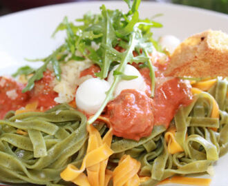 Tagliatelle med små köttbullar i tomatsås