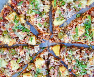 BBQ-pizza med svinestrimler, bacon  og ananas