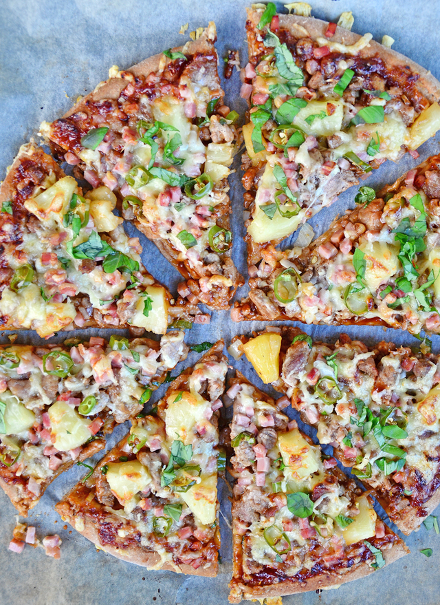 BBQ-pizza med svinestrimler, bacon  og ananas
