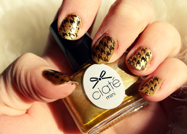 NAIL ART: Gold Houndstooth