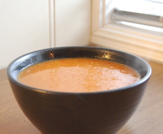 Kikertsuppe med tomat og grilla paprika