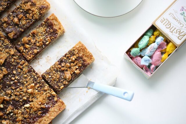 OATMEAL BARS WITH CHOCOLATE & CRUNCHY ALMOND CARAMEL (GLUTEN FREE)