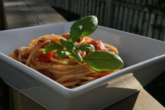 Spaghetti med ansjos og tomatsaus
