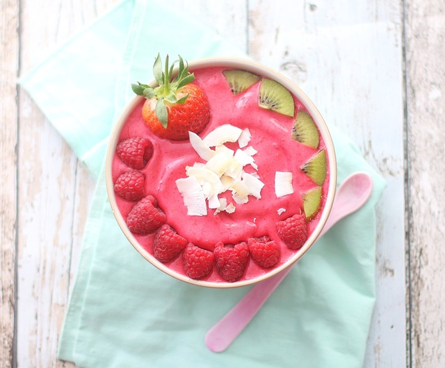 Rosa smoothiebowl til frokost