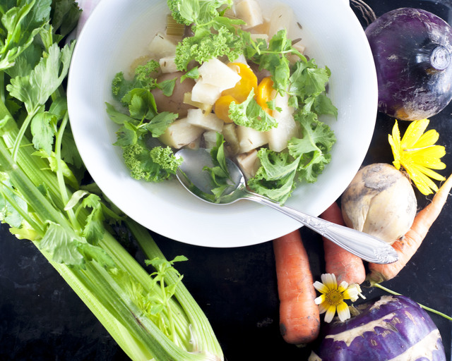 Dønn ærlig kjøttfri høstsuppe av økologiske grønnsaker rett fra jorda