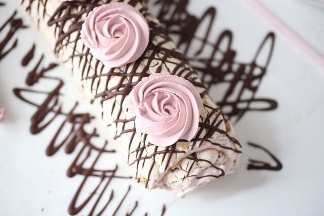 VALENTINES DAY CLASSIC BUDAPEST ROLL