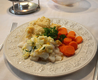 Torsk med gulrøtter, blomkål pure og persille og eggesmør. Middag 6.10. 2011