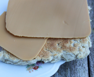 Ferske frokostbrød stekt på stekepannen.