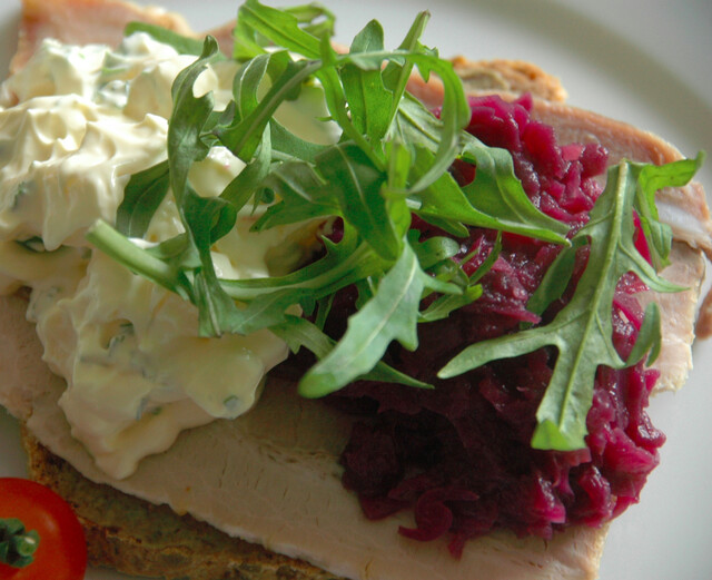 Smørbrød med ribbe, rødkål og eplesalat