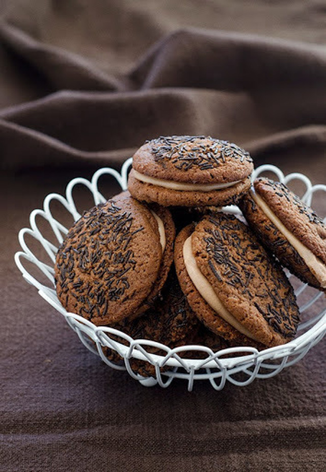 Browniekjeks med espressosmak og kremostfyll