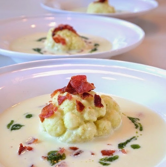 Hjemmelaget blomkålsuppe med baconbiter og ramsløk