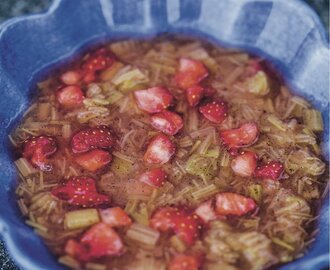 Rabarbrasuppe med jordbær