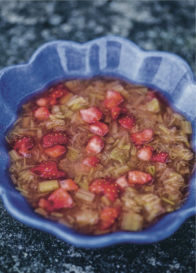 Rabarbrasuppe med jordbær