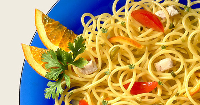 Spaghettini med sverdfisk, pistasjenøtter og appelsiner