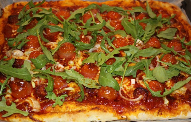 Pizza med chorizo og mozzarella