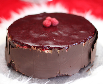 Sjokoladekake med espresso-og sjokolade-krem, toppet med skogsbærlokk.