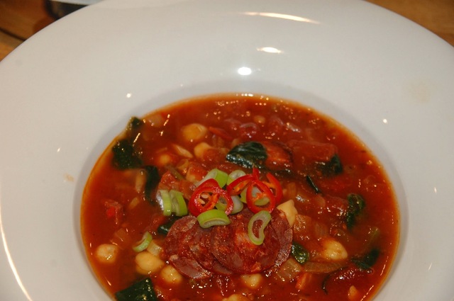 Spansk suppe med chorizo, kikerter og spinat