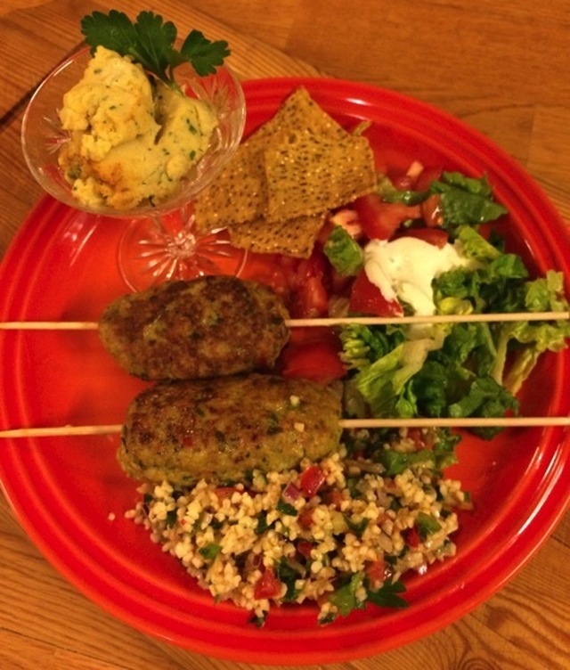 Kyllingkebab med hummus og tabbouleh