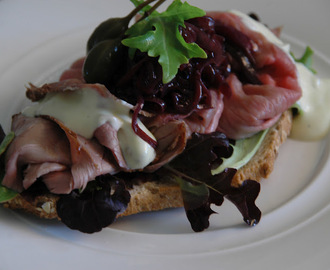 Luksussmørbrød med roastbeef og rødløksmarmelade