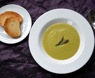 Grønn asparges kremet suppe