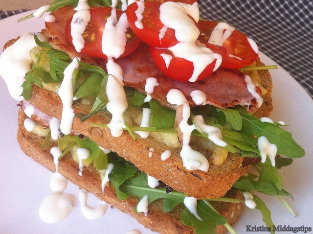 Dagen derpå - Ostegratinert smørbrød med bacon og hvitløksdressing