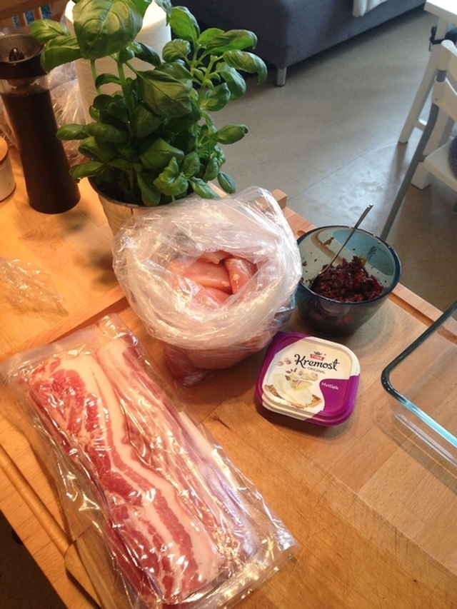 Middagstips: Fylt kyllingfilet innbakt i bacon servert med frisk salat og ovnsbakte potetbåter