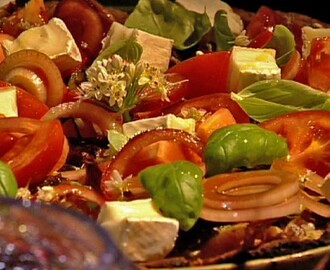 Løkpai med ovnsbakt, kokt og stekt løk, tomat og hvit geitost