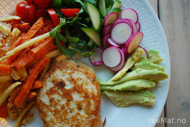 Grønnsaksstaver med fiskekaker og salat