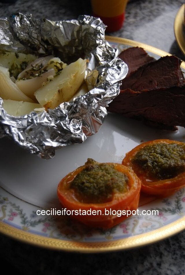 Helgrillet indrefilet med potetpakker og ovnsbakte tomater