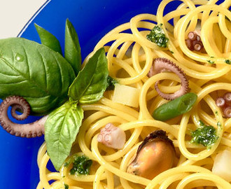 Spaghetti med basilikum, blåskjell, blekksprut, poteter og brekkbønner