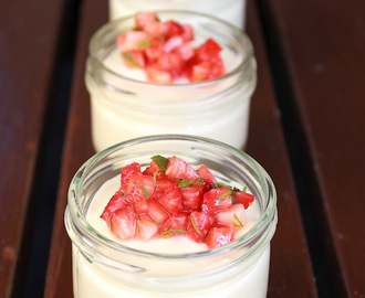 Ostekake på glass med marinerte jordbær