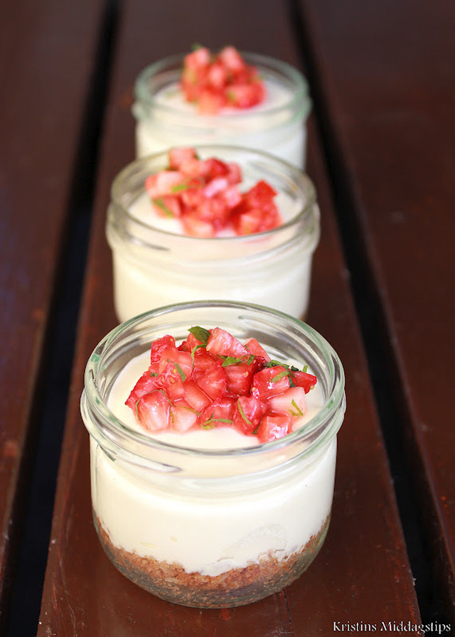 Ostekake på glass med marinerte jordbær