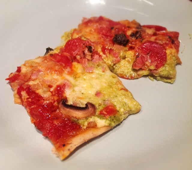 Hjemmelaget pizza – Tomatsaus eller creme fraiche og pesto på tynn bunn
