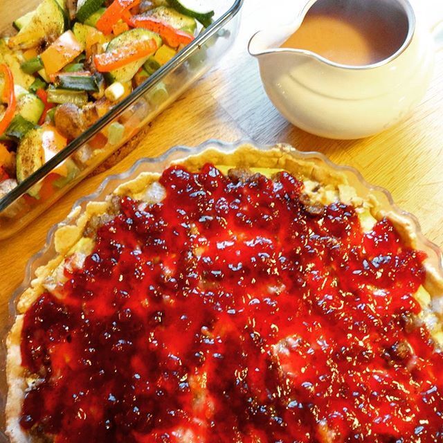 Kjøttpai med tyttebærlokk ✿ servert med ovnsbakte grønnsaker og tyttebærsaus !