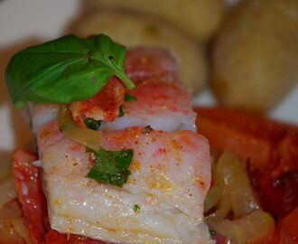 Chorizobakt torsk med løk og tomater.