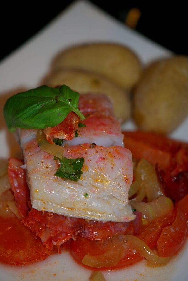 Chorizobakt torsk med løk og tomater.