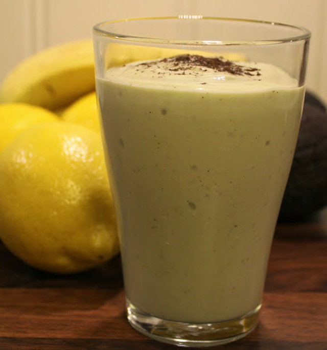 Smoothie med avokado, banan og sitron