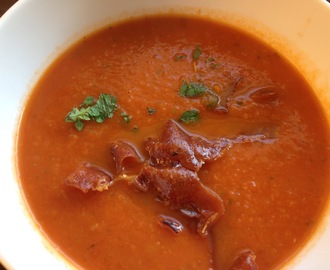 Tomatsuppe med chili og sprøstekt spekeskinke