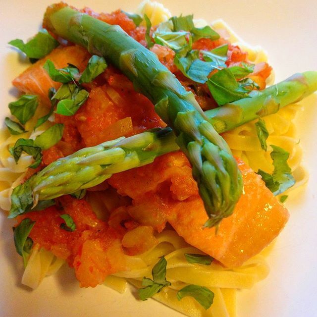 Ovnsbakt ørret i hot tomatsaus, servert med pasta & asparges !