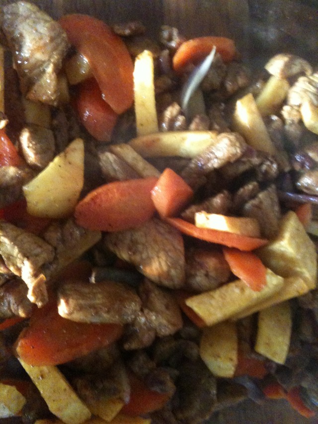 Strimlet svinekjøtt med ovnsbakte rotgrønnsaker og potetmos med purre